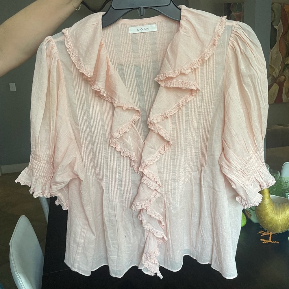 Doen Henri Top Women's Pink Ruffled blouse.